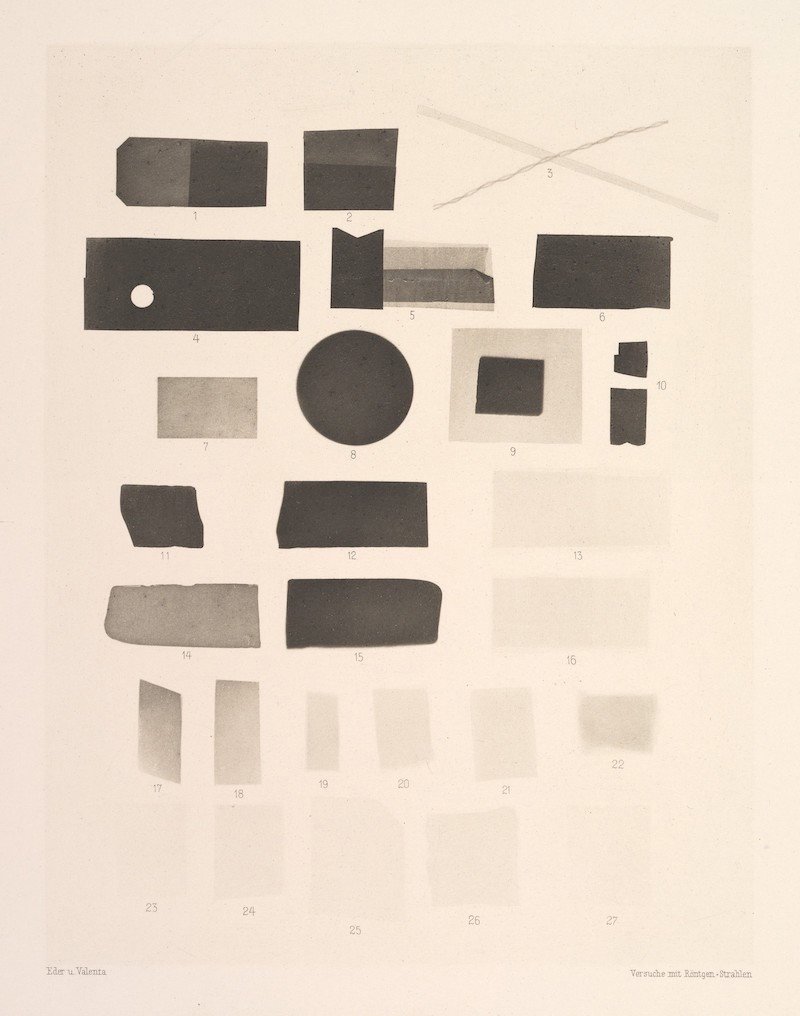 Fotograbado de 1896 con veintisiete muestras de materiales numeradas, vistas con rayos X: unas aparecen negras y opacas, otras casi transparentes.